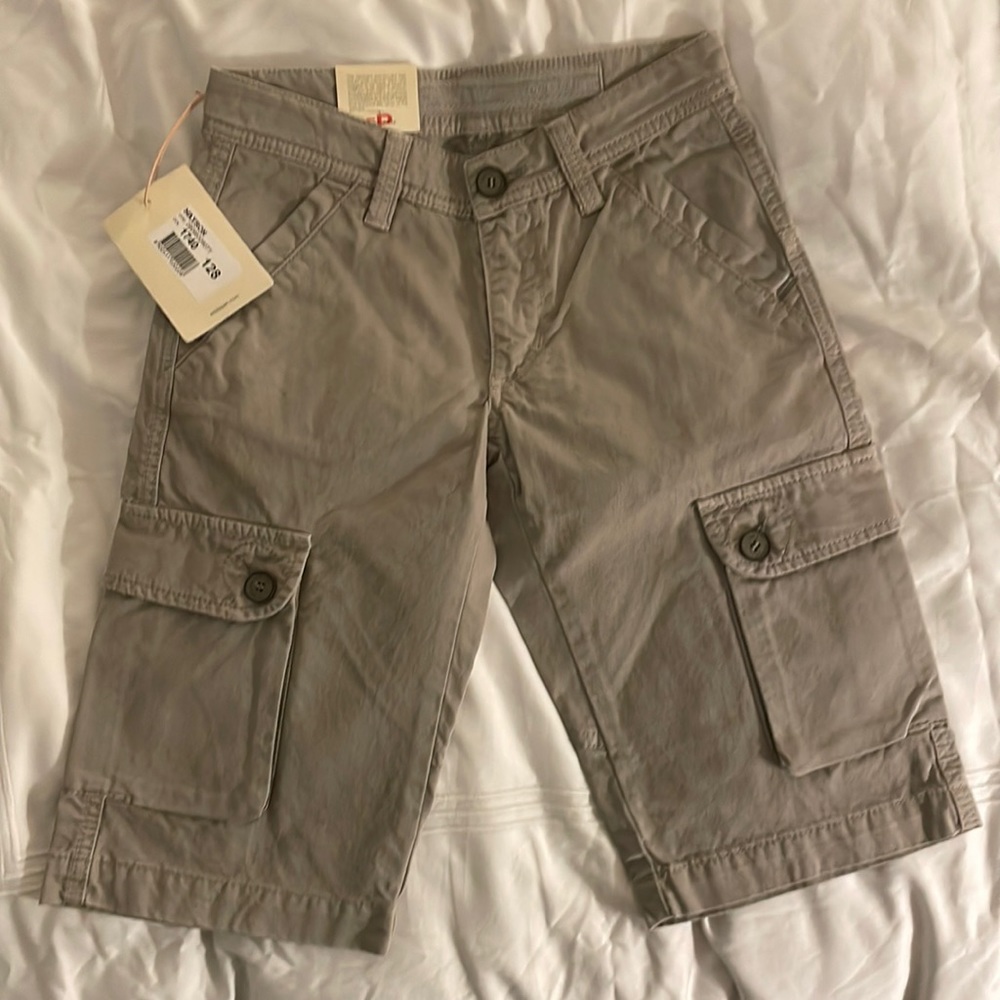 BNWT Eddie Pen boy’s khaki cargo shorts. Size 8.